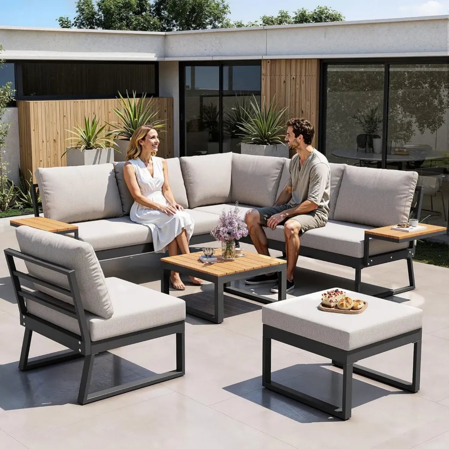 Modulares Garten-Sofa-Set aus Metall mit Holzarmlehnen, Wetterfest, inklusive Tisch und Hockern für 7 Personen, Beige